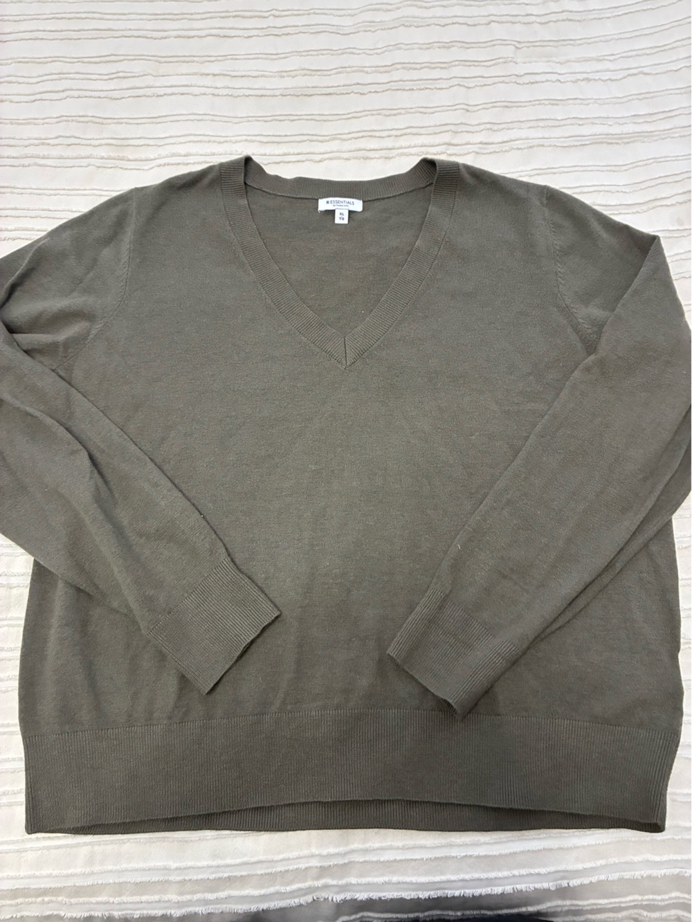 Reitmans Olive green V-Neck Sweater. Versatile comfortable pretty Size XL